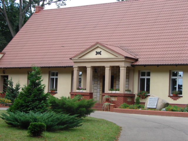 Park dworski, dwór i oficyna z XIX wieku.&nbsp;