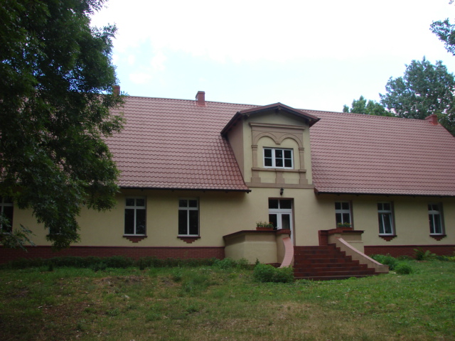 Park dworski, dwór i oficyna z XIX wieku.&nbsp;