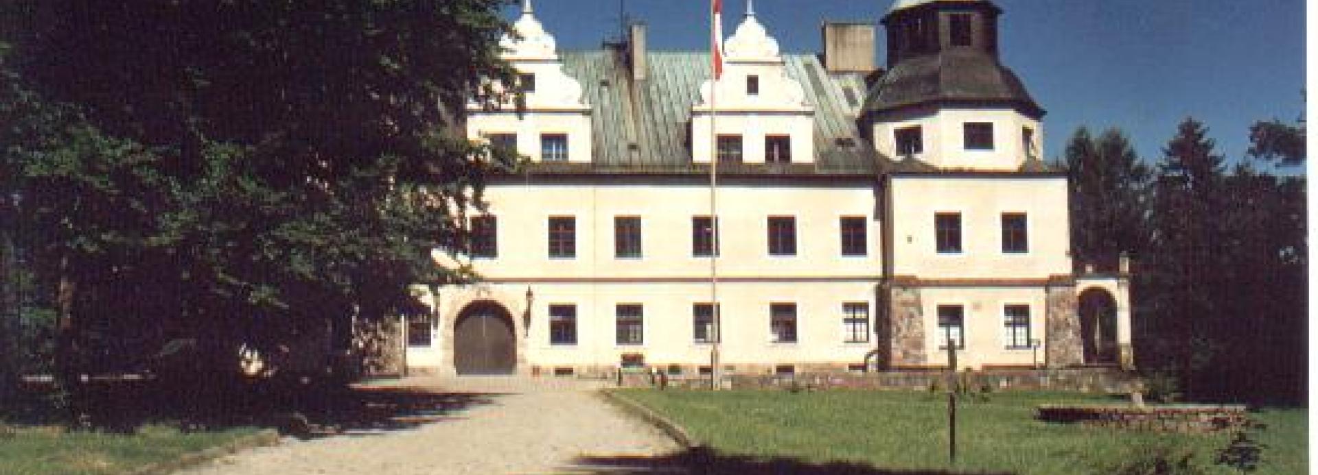 	 Zespół Pałacowo - Dworcowy jest przykładem neorenesansowej rezydencji wzniesionej dla jednej z najznakomitszych rodzin arystokratycznych ówczesnej Europy - Wilhelma Bolka Emanuela von Hochberga i jego żony Annemarie von Arnim. 